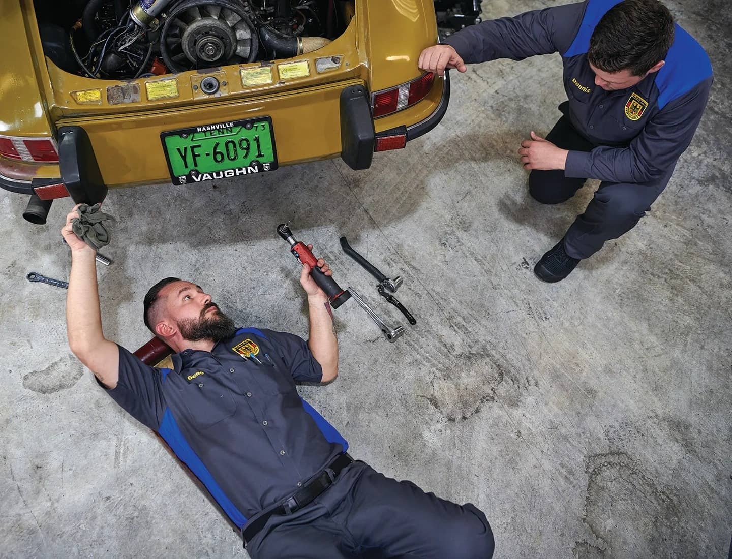 Deux mécaniciens travaillant sur une voiture